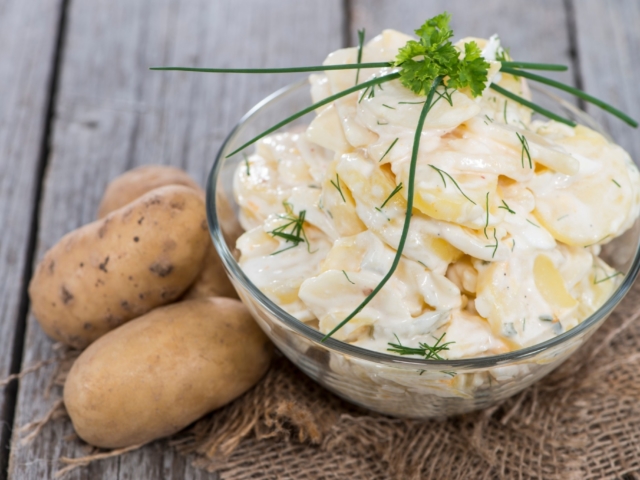 Milyen burgonyát válasszunk a krumplisalátához?