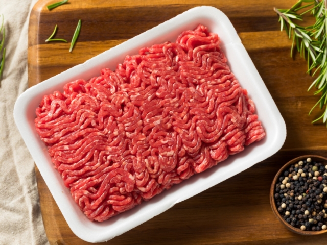 Hogyan állapítható meg a darált marhahús színéről a frissessége?